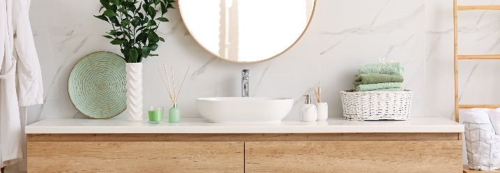ein Waschtisch ist modern in einem Badezimmer zu sehen